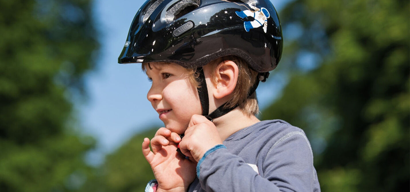 Ein Fahrradhelm muss dem Kind richtig passen und es muss wissen, wie es den Helm richtig aufsetzt und schließt. Ein Fahrradhelm muss dem Kind richtig passen und es muss wissen, wie es den Helm richtig aufsetzt und schließt.