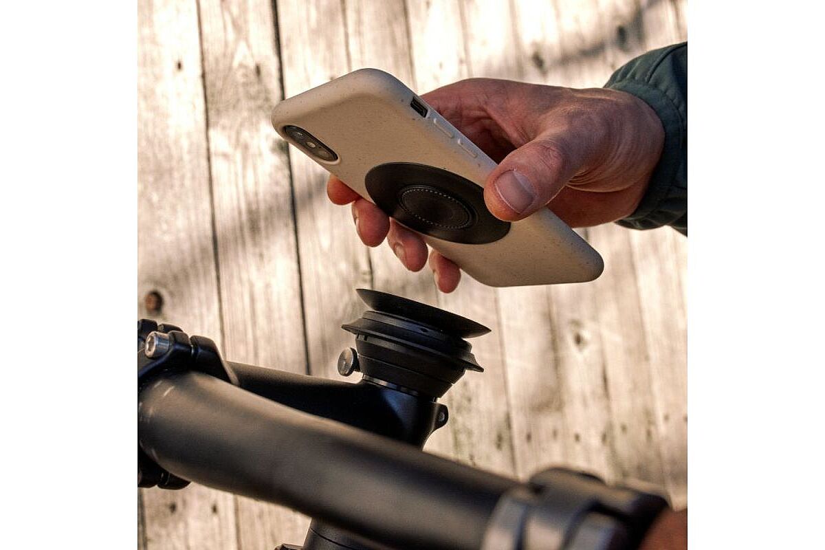 Fidlock Smartphone wird auf eine Halterung an der Ahead-Kappe geführt.