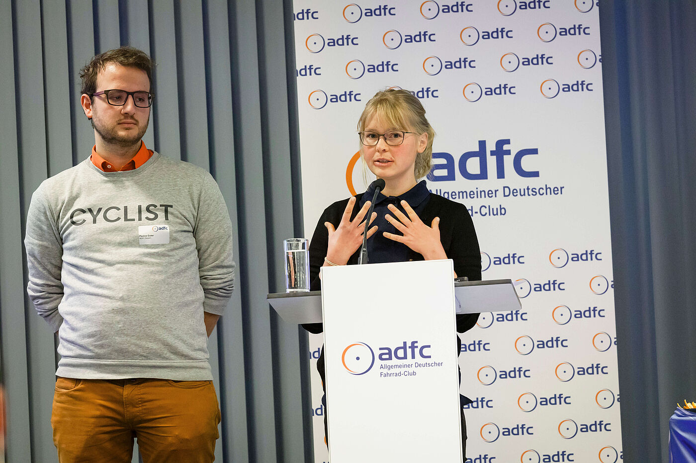 Paulus Guter und Vera Konrad stehen auf der Bühne.