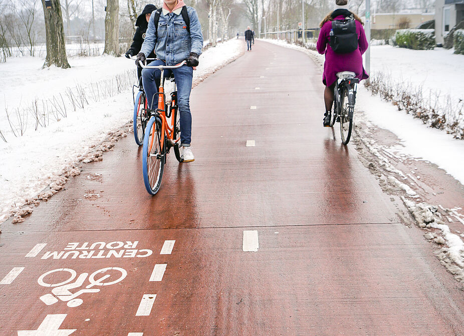 Breite und geräumte Radwege laden in Groningen die Menschen zum Radfahren ein, auch im Winter Breiter Radweg im Winter in Groningen