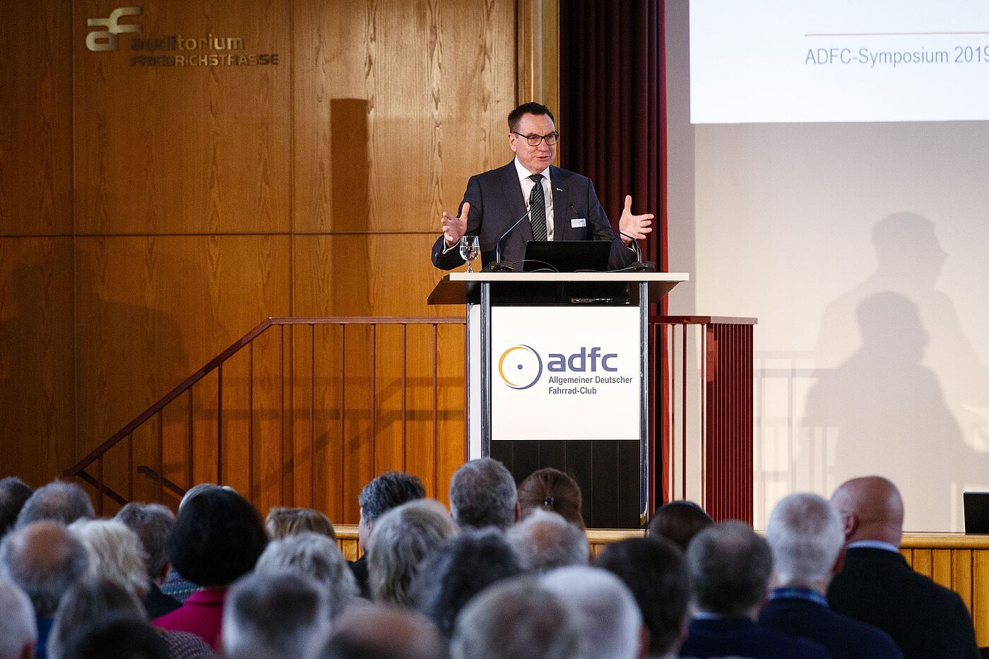 ADFC-Bundesvorsitzender Ulrich Syberg begrüßt die Gäste des Symposiums. ADFC-Bundesvorsitzender Ulrich Syberg begrüßt die Gäste des Symposiums.