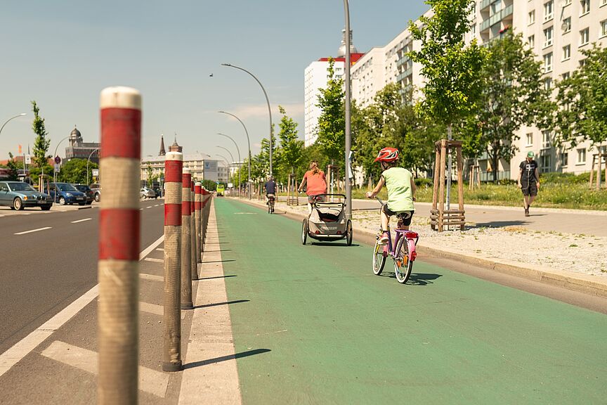 Protected Bikelane in Berlin Holzmarktstraße Protected Bikelane in Berlin Holzmarktstraße