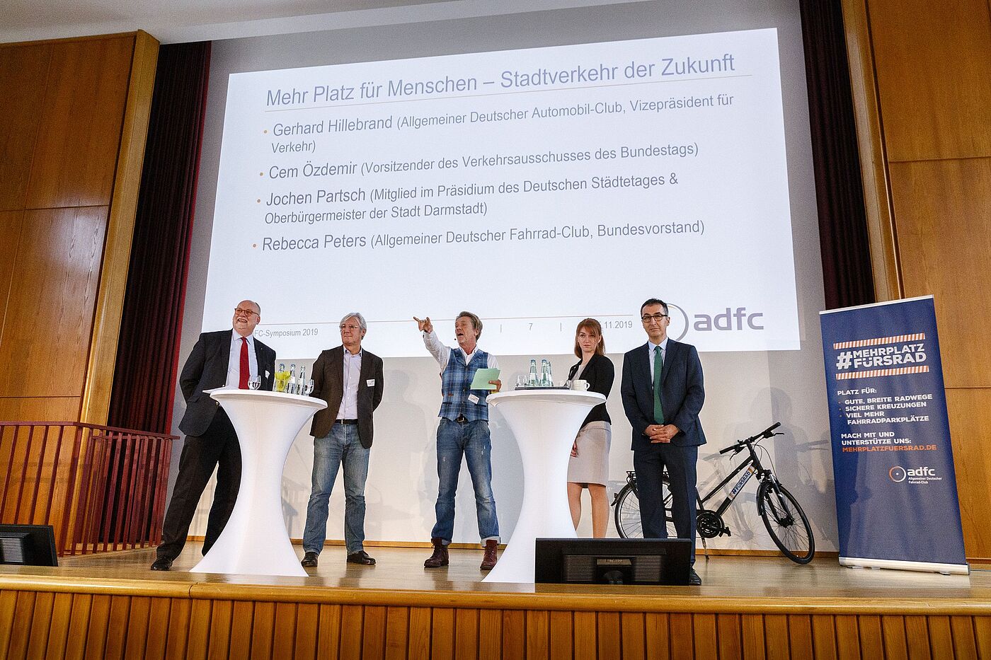 Podiumsdiskussion "Mehr Platz für Menschen - Stadtverkehr der Zukunft" Podiumsdiskussion "Mehr Platz für Menschen - Stadtverkehr der Zukunft"