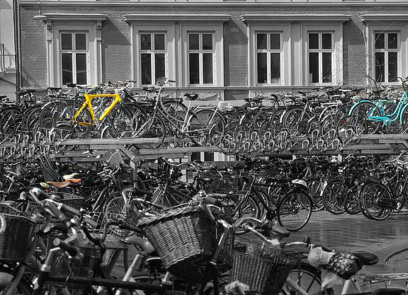 Abstellen in 2 Etagen Finden Sie Ihr Fahrrad.