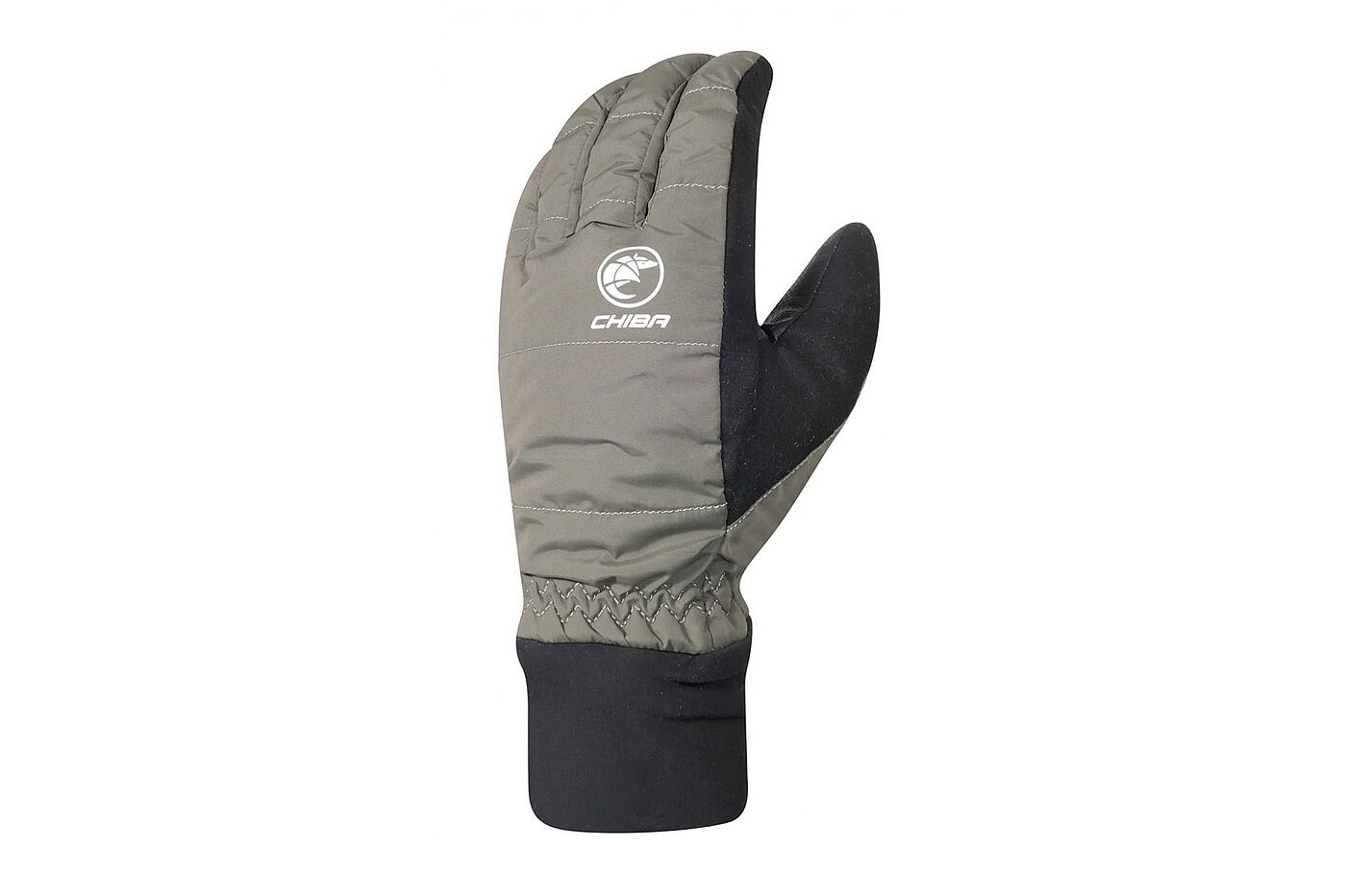 Grüner, wattierter Winterhandschuh mit langem Bündchen vor weißem Hintergrund.
